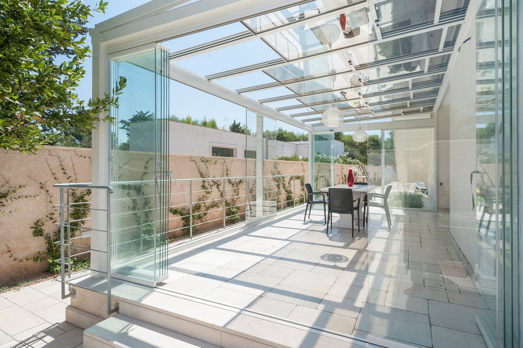 Остекление прозрачным поликарбонатом. Остекление террасы алютех. Поликарбонат 2 мм монолитный прозрачный. Остекление прозрачным поликарбонатом. Пергола с монолитным поликарбонатом.